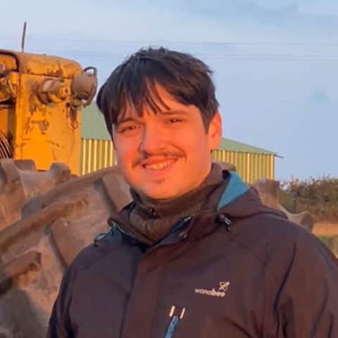 Matthieu Chaland, cofondateur de Sesame, devant un tracteur